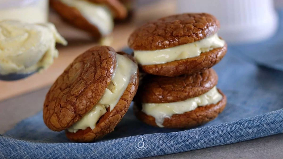 Χωρίς μίξερ με 3 μόνο υλικά - Πεντανόστιμο και ζουμερό παγωτό σάντουιτς με πραλίνα