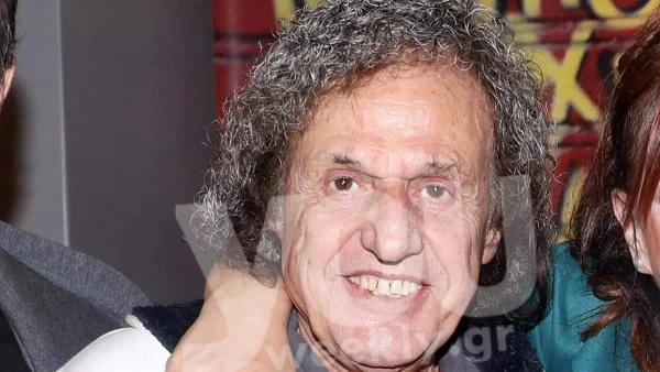 Δεν τον βλέπουμε συχνά έτσι - Στη θάλασσα για τσίπουρο ο Βασίλης Παπακωνσταντίνου