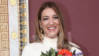 Mε μικροσκοπικό μαύρο μαγιό στην παραλία - Πόζαρε από τη μέση και πάνω η Ελίνα Παπίλα