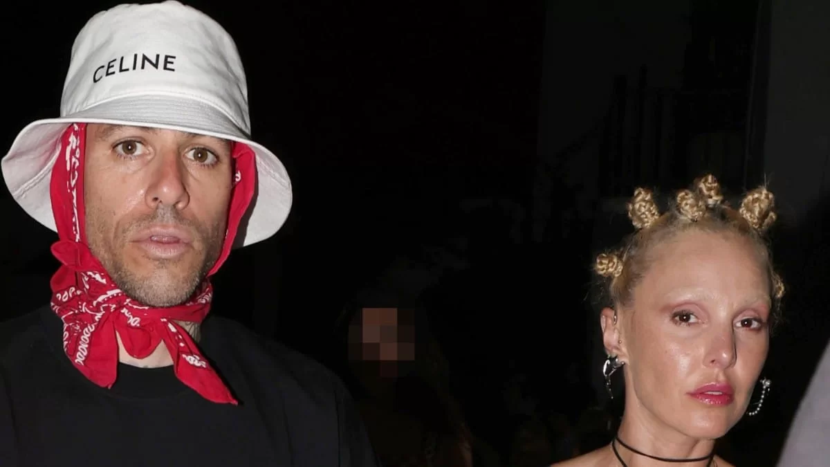 Όλα τα βλέμματα "καρφώθηκαν" πάνω τους - Η εκκεντρική εμφάνιση της Τάμτα και του Πάρι Κασιδόκωστα στην Μύκονο