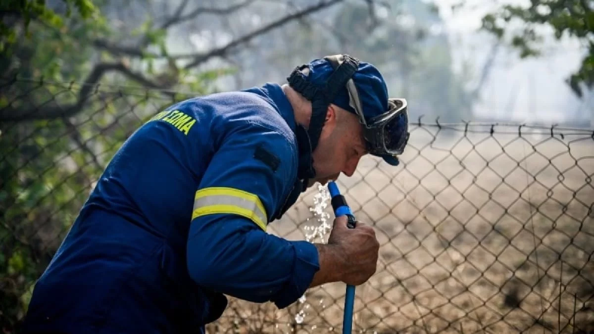 «Έλα να σου δώσω και την δική μου πετσέτα, γιατί μάλλον δεν θα την χρειαστώ φέτος» - Σπαραγμός με τον πυροσβέστη που κοιμάται πάνω στη μάνικα μετά τη μάχη με τις φωτιές