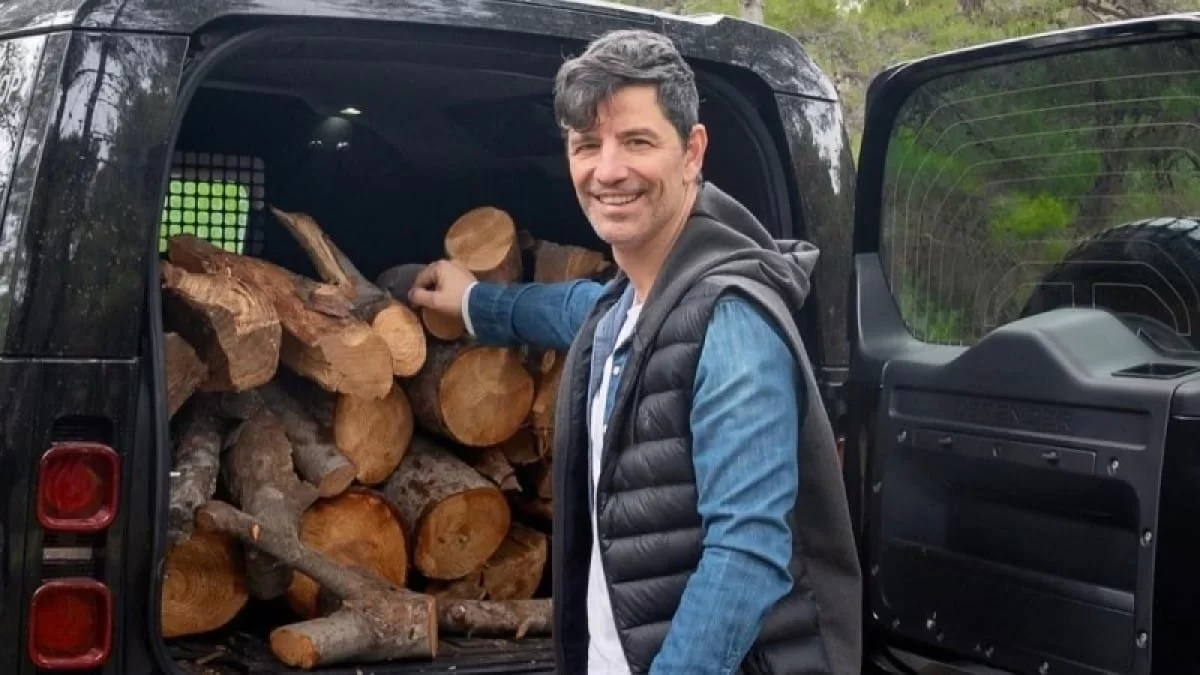 Μαύρο «θηρίο» για να χωράει όλη την οικογένεια - Το πολυτελές αυτοκίνητο του Σάκη Ρουβά