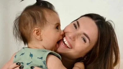 ''Λιώνει'' η Ιωάννα Σιαμπάνη με το γιο της - Η φωτογραφία με τα πρώτα δοντάκια του στη θάλασσα