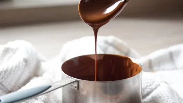 Τριπλή «σοκολατοκόλαση» για να σε ευχαριστεί ο ουρανίσκος σου - Το γλυκό που φτιάχνεις σε λίγα λεπτά με ό,τι έχεις ήδη σπίτι σου