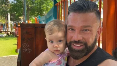 Τη φιλούσε στο μέτωπο και την τάιζε με το μπιμπερό - Η τρυφερή φωτογραφία του Κώστα Σόμμερ με την κόρη του