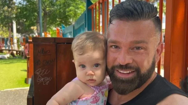 Τη φιλούσε στο μέτωπο και την τάιζε με το μπιμπερό - Η τρυφερή φωτογραφία του Κώστα Σόμμερ με την κόρη του