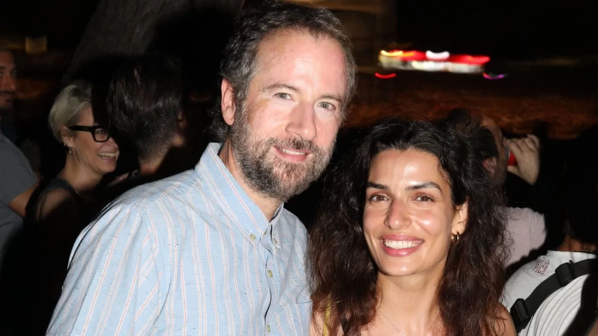 Με μπορντό μπικίνι "χάθηκε" στην αγκαλιά του - Στιγμές ευτυχίας για Σωτηροπούλου & Μαραβέγια 2 χρόνια μετά το γάμο τους