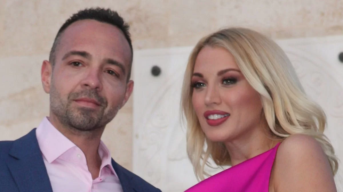 Με μίνι κόκκινο φόρεμα πόζαρε με το γιο της - Οι διακοπές Σπυροπούλου & Σταθοκωστόπουλου σε ακριβά εστιατόρια και παραλίες