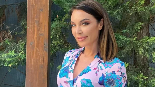 Υπέρκομψη η Τατιάνα Στεφανίδου - Σε λιμανάκι της Κέρκυρας με μακρύ ροζ φόρεμα και ιδιαίτερα παντοφλάκια