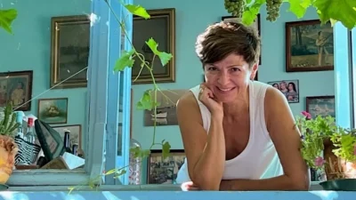 Αναστάτωση σε παραλία της Νάξου με την Ταμίλα Κουλίεβα - Πόζαρε ακομπλεξάριστη με μπικίνι στα 56 της