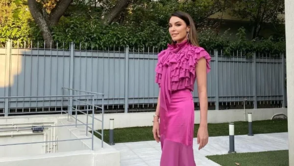 Αν είστε ανύπαντροι βάλτε το οπωσδήποτε στο κομοδίνο σας! Αν σας το δώσει ο σύντροφός σας σημαίνει... - Το φυτό που έχει στη μονοκατοικία της η Τατιάνα Στεφανίδου