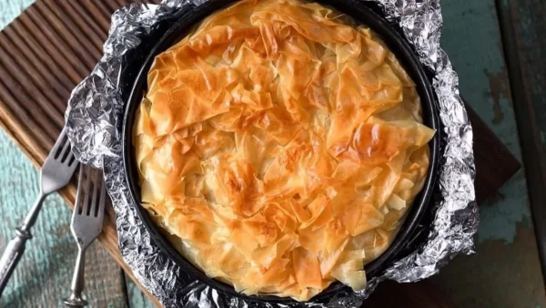 Πανεύκολη τυρόπιτα με γιαούρτι και τραγανό φύλλο κρούστας που κάνει "κρατς" στο δόντι