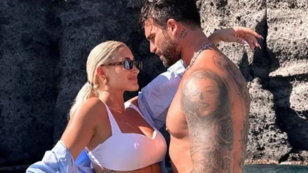 Σε ειδυλλιακό τοπίο μόνο με τα μαγιό οι δύο τους - Στους ώμους του Αλεξάνδρου η Ιωάννα Τούνη