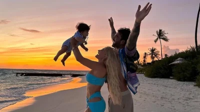 Ιωάννα Τούνη: Οι αγκαλιές με τον Δημήτρη Αλεξάνδρου και το νουνίτο στην παραλία λίγο πριν επιστρέψουν στην Αθήνα