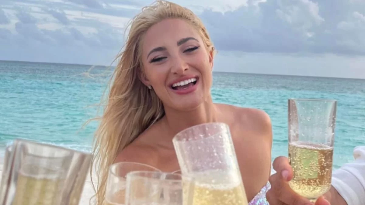 Ιωάννα Τούνη: Με δίχρωμη παγιέτα σε σκάφος για το πάρτι γενεθλίων της - Η τούρτα σε ιδιωτική παραλία και οι σαμπάνιες