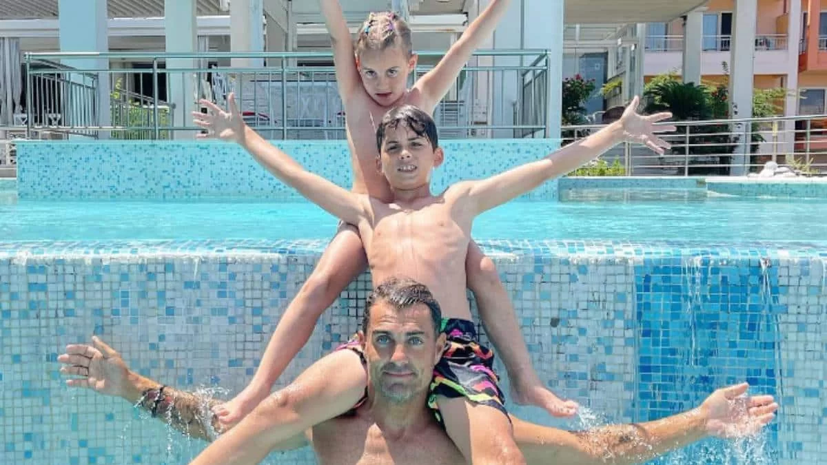 Δε χορταίνει να περνάει χρόνο με τα παιδιά του ο Χανταμπάκης - Σκαρφάλωσαν σε βράχια και μαζέψαν αλάτι