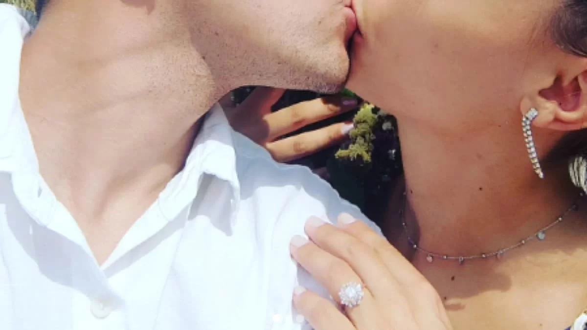 Παντρεύεται αγαπημένος Έλληνας ηθοποιός - Η πρόταση γάμου σε ειδυλλιακό τοπίο και το εντυπωσιακό μονόπετρο