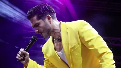 Γονάτισε και της έκανε πρόταση επί σκηνής - Πανζουρλισμός στη συναυλία του Χρήστου Μάστορα στα Χανιά (Βίντεο)