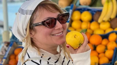 Άβαφη με ατημέλητα μαλλιά - Μια κούκλα η Ζαμπέτογλου με την κόρη της και τον Παύλο Γαλακτερό στη Θάσο