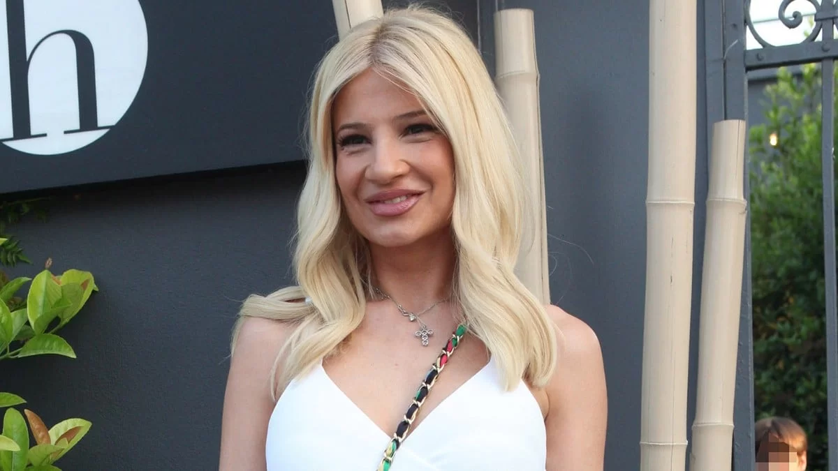 Μεγάλο με ξύλινα πατώματα και 2 σαλόνια - Φωτογραφία από το νέο σπίτι της Φαίης Σκορδά στα Νότια Προάστια