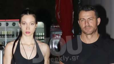 Γάμος Αγγελόπουλος - Βαμβακούση: Πλήθος κόσμου περιμένει το ζευγάρι - Αποκλειστικές φωτογραφίες έξω από την εκκλησία