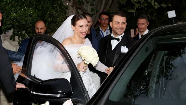 Γάμος Αγγελόπουλου - Βαμβακούση: Τι του ψιθύρισε στο αυτί λίγο πριν μπουν στην εκκλησία