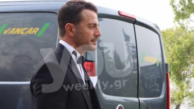 Κατέφθασε ο Γιώργος Αγγελόπουλος στην εκκλησία - Με μαύρο κοστούμι, παπιγιόν και ένα λευκό μπουκέτο στα χέρια