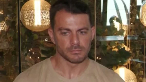 «Ακολούθησε τον Ιησού Χριστό» - Το μήνυμα του Γιώργου Aγγελόπουλου λίγο πριν ανέβει τα σκαλιά της εκκλησίας