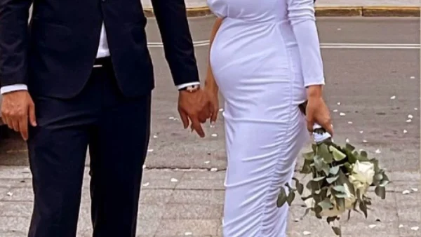 Παντρεύτηκε τον αγαπημένο της εγκυμονούσα Ελληνίδα δημοσιογράφος - Οι φωτογραφίες με το «νυφικό» και την ανθοδέσμη στο χέρι