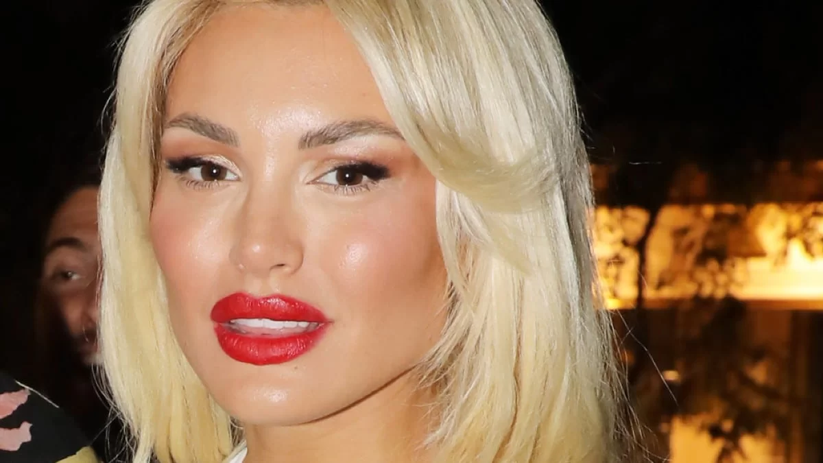 Άνοιγε σαμπάνιες και χαμογελούσε στον φακό - Φωτογραφίες από το εορταστικό τραπέζι της Παναγιώταρου πριν τον τσακωμό με τον Σχίζα