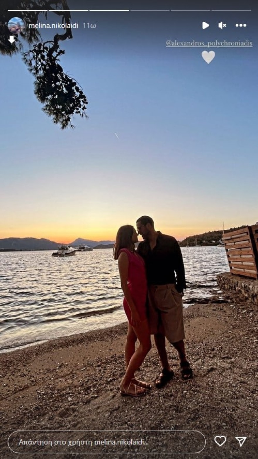 Με φούξια φόρεμα σε γάμο στον Πόρο - Η συγκλονιστική εμφάνιση της Μελίνας Νικολαΐδη στο πλευρό του Αλέξανδρου Πολυχρονιάδη