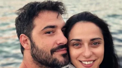 Σμαραγδί πέδιλά, χρυσή τιάρα & δύο νυφικά - Aδημοσίευτες φωτογραφίες από το γάμο Συριοπούλου και Πατσατζή