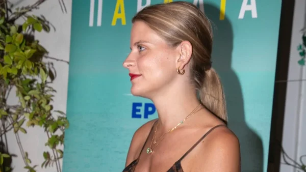 Σαν δυο σταγόνες νερό - Η πρώτη επίσημη εμφάνιση της Δανάης Μιχαλάκη στο πλευρό του μπαμπά της μετά την ανακοίνωση της εγκυμοσύνης