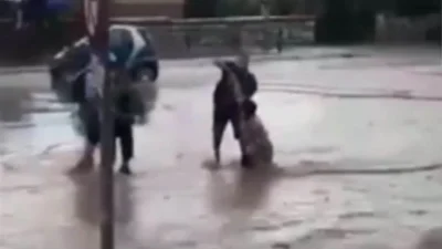 Κακοκαιρία Daniel: Στους 3 οι νεκροί - Βίντεο ντοκουμέντο με τη γυναίκα που παρασύρθηκε από τα νερά στον Ευαγγελισμό