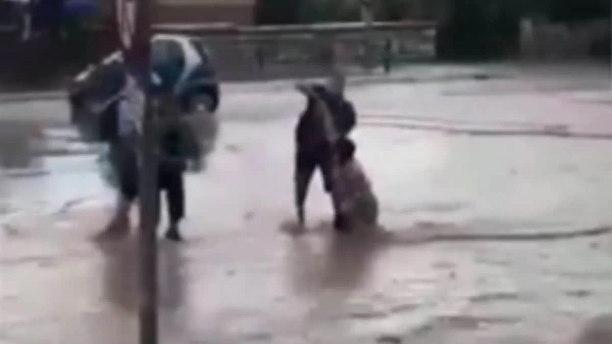 Κακοκαιρία Daniel: Στους 3 οι νεκροί - Βίντεο ντοκουμέντο με τη γυναίκα που παρασύρθηκε από τα νερά στον Ευαγγελισμό