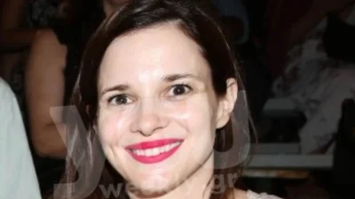 Με σατέν πουκάμισο και κόκκινο φλογερό κραγιόν - Η πρώτη δημόσια έξοδος της Ευγενίας Δημητροπούλου μετά το γάμο της