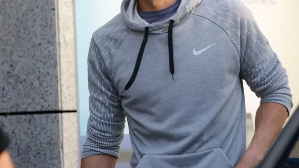 Αγωνία για κορυφαίο τραγουδιστή - Διαγνώστηκε με σπάνια πάθηση στα γεννητικά του όργανα