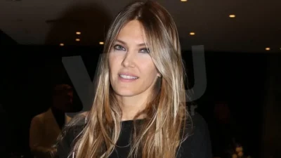 Χαμογελαστή με μπούκλα μαλλί - Η πρώτη εμφάνιση της Εύας Καΐλή μετά την αποφυλάκισή της