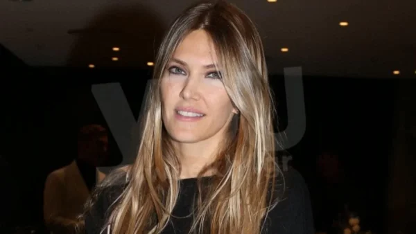 Χαμογελαστή με μπούκλα μαλλί - Η πρώτη εμφάνιση της Εύας Καΐλή μετά την αποφυλάκισή της