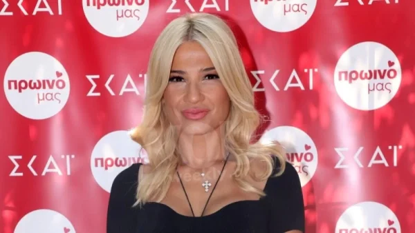 Με μπλε τζιν ρούχα γύρω από τη Φαίη Σκορδά - Διέρρευσε υλικό από την φωτογράφιση της νέας εκπομπής του ΣΚΑΙ