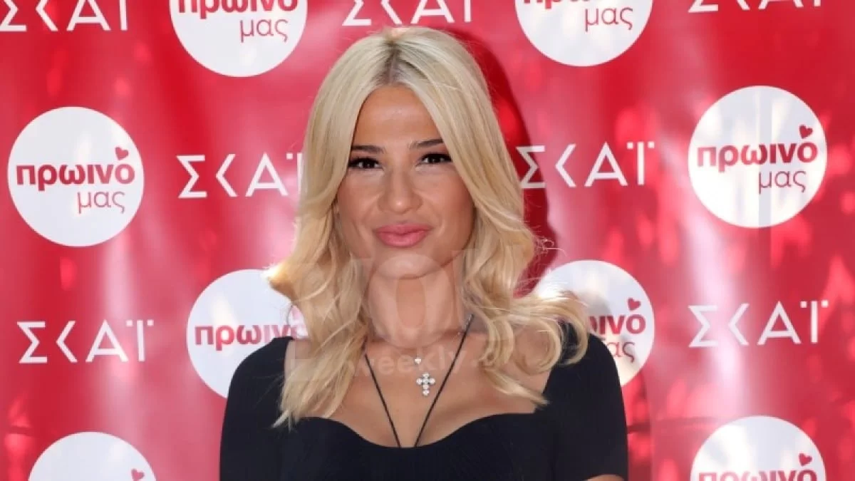 Με μπλε τζιν ρούχα γύρω από τη Φαίη Σκορδά - Διέρρευσε υλικό από την φωτογράφιση της νέας εκπομπής του ΣΚΑΙ