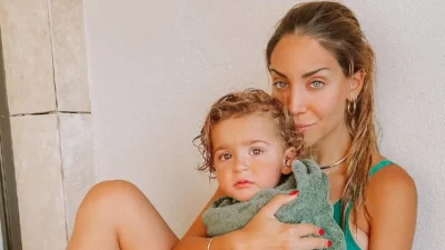 Σαν ξανθός άγγελος ο γιος της Φελίσιας Τσαλαπάτη - Τα παιχνίδια στη θάλασσα με το μικρό Μάξιμο