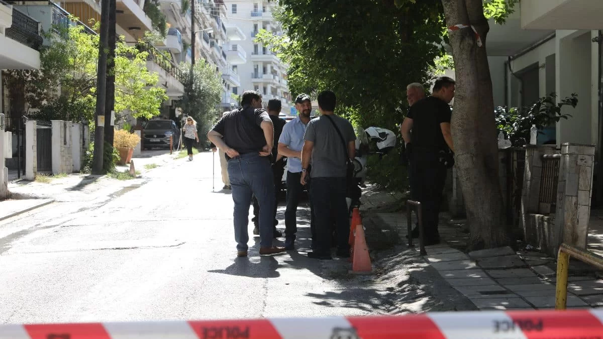 Γυναικοκτονία Καλαμαριά: «Βαρύ» το κλίμα στην κηδεία του γυναικοκτόνου