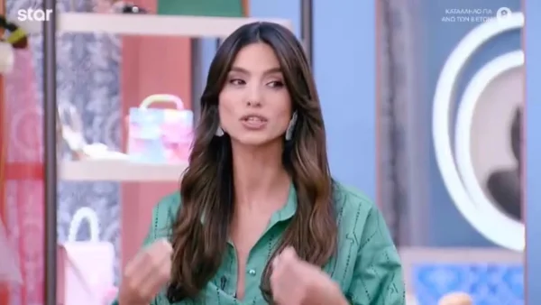 Πρεμιέρα για το Shopping Star - Εντυπωσιακή με μίνι λευκή φούστα η Ηλιάνα Παπαγεωργίου