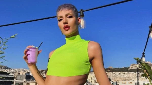 Θέμης Κανέλλος: Πήγε να πάρει αναβολή από τον στρατό με κοντή μαύρη φούστα - «Ένα χαλαρό outfit να τον τιμήσουμε»