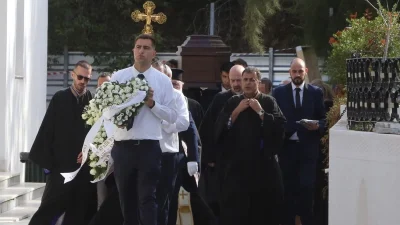 Βαρύ το κλίμα στην κηδεία του Γιάννη Βουράκη - Με μαύρα γυαλιά στο πρόσωπο και μαργαριτάρια στο λαιμό η Φωτεινή Πιπιλή