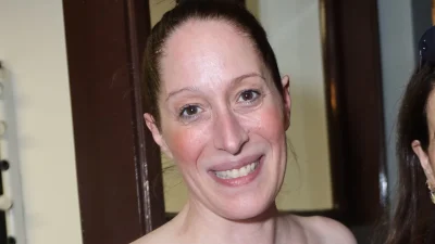 Με τύπου αρχαιοελληνικό μάξι νυφικό φόρεμα - Παντρεύτηκε με πολιτικό γάμο η Κόρα Καρβούνη