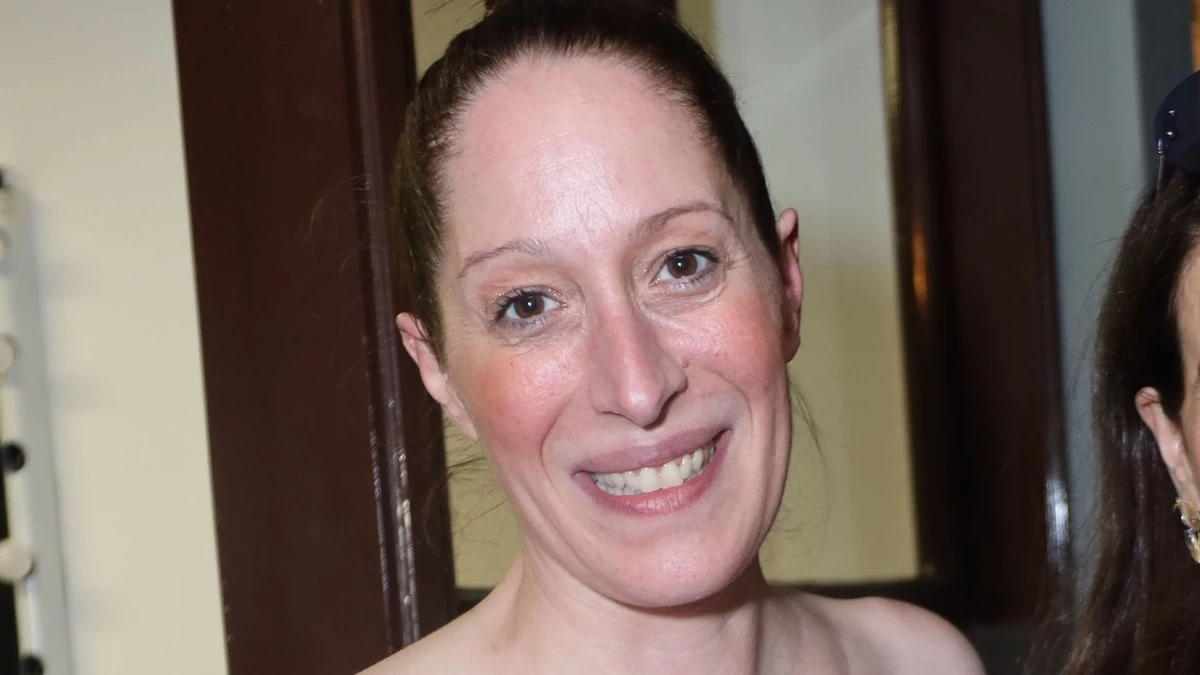 Με τύπου αρχαιοελληνικό μάξι νυφικό φόρεμα - Παντρεύτηκε με πολιτικό γάμο η Κόρα Καρβούνη