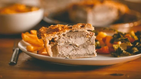 Ζουμερή κοτόπιτα χωρίς φύλλο με το κοτόπουλο που περίσσεψε - Πανεύκολη συνταγή