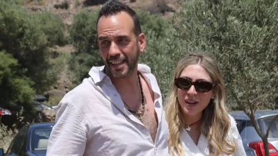 Πάνος Μουζουράκης: Η πρώτη φωτογραφία με την 4 κιλών μπέμπα του! Μοιάζει στην Μαριλού Κόζαρη